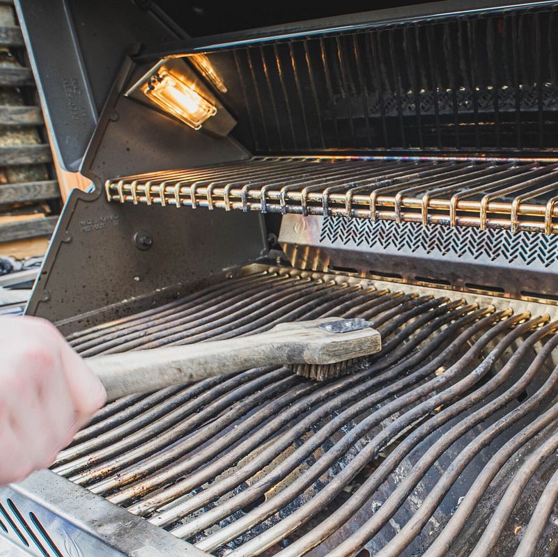 Reinigung des Grillrosts mit einer Grillbürste