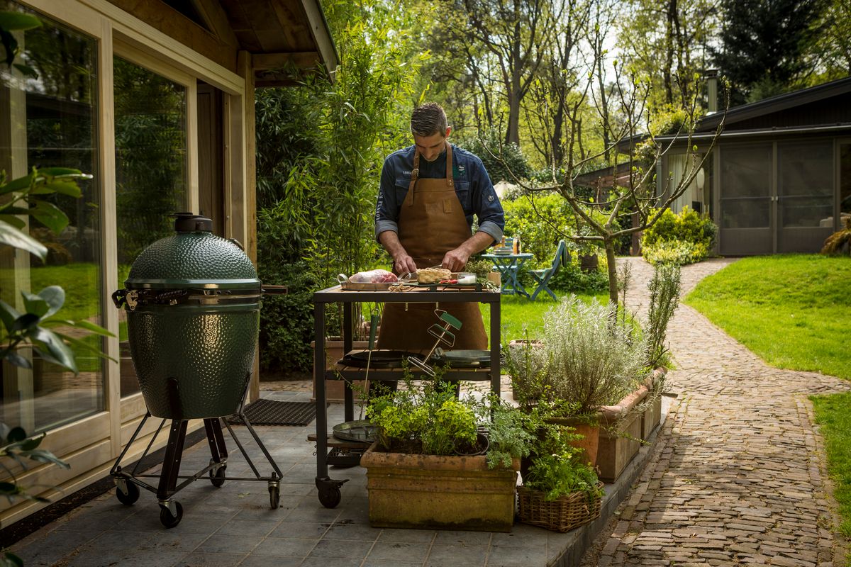 Grillen mit dem Big Green Egg auf der Terrasse
