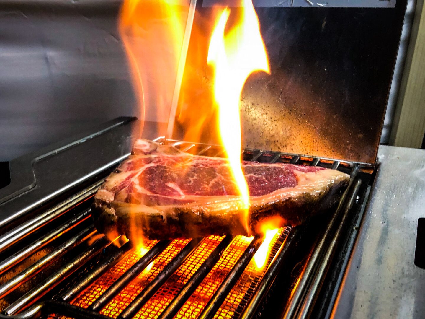 Steak wird auf Infrarotbrenner gebraten