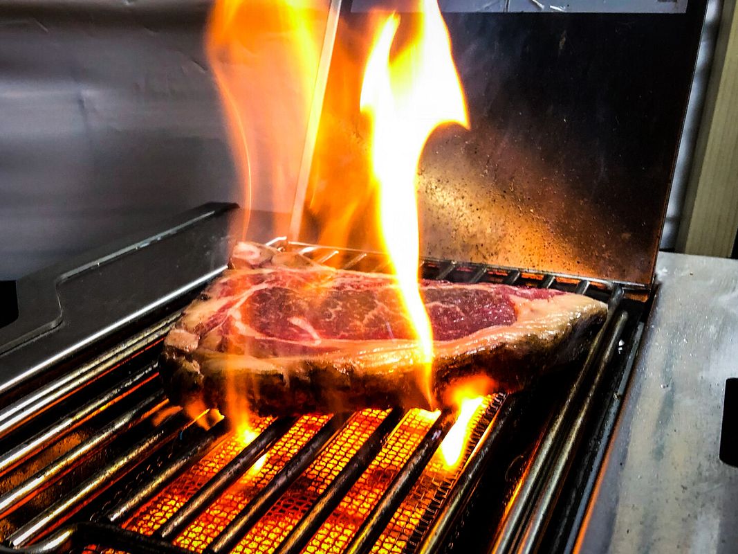 Steak wird auf Infrarotbrenner gebraten