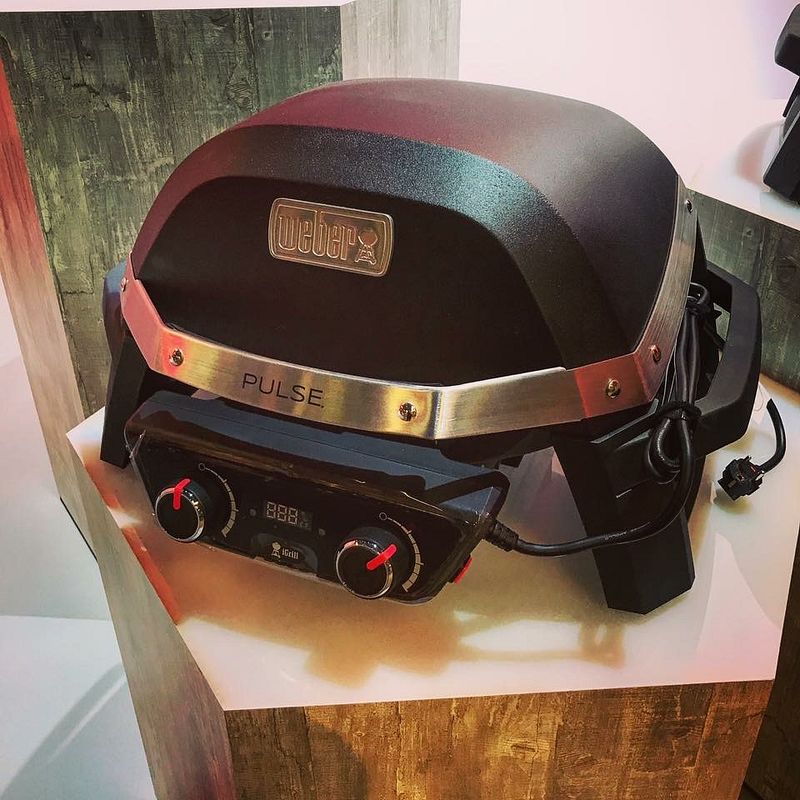 Elektrogrill auf Säule
