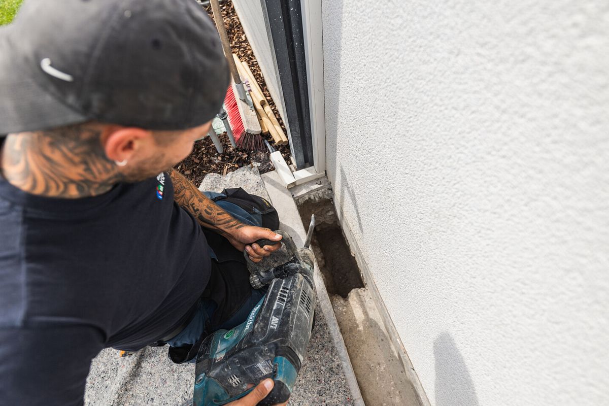 Manchmal muss noch etwas nachgebessert werden. Unsere Monteure sind dementsprechend ausgerüstet und erledigen das.