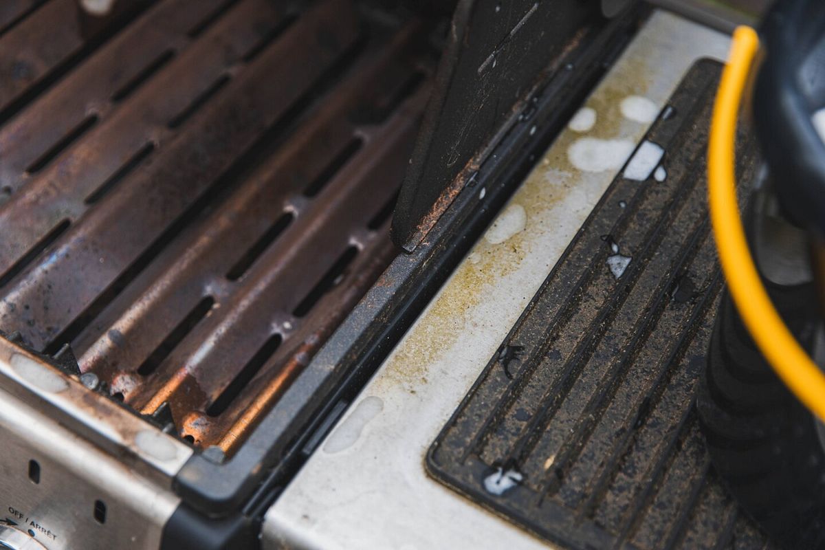 Der Grill wird auf der Innenseite unweigerlich fettig und schmutzig. Daher sollte er regelmäßig gereinigt werden.