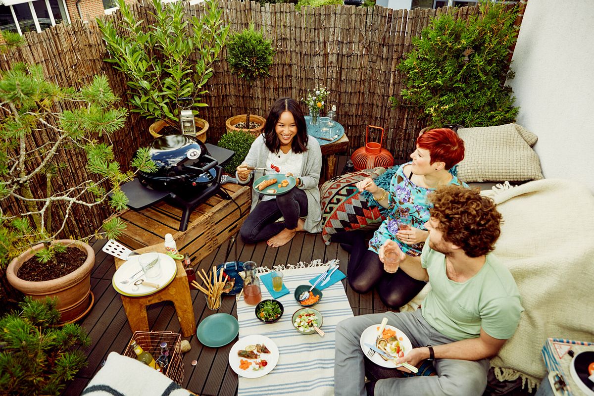 Wer keinen Garten hat, grillt gerne auf dem Balkon - aber bitte ohne Rauch!