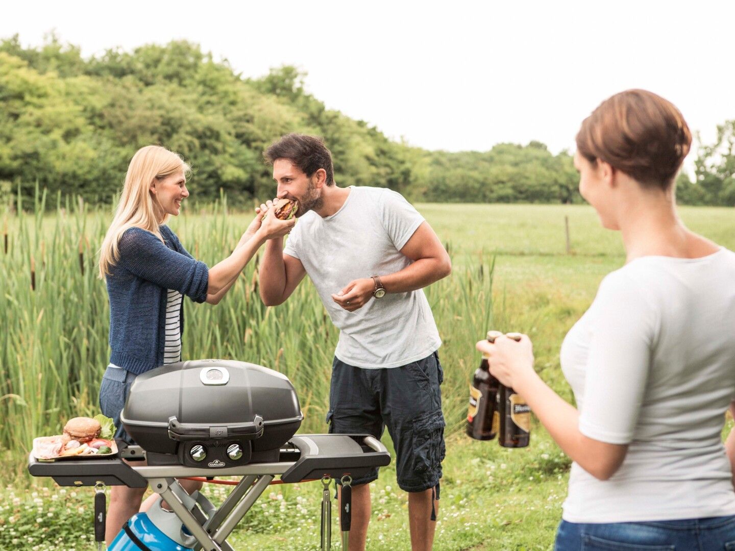 Grillen in freier Natur mit dem tragbaren Kugelgasgrill 
