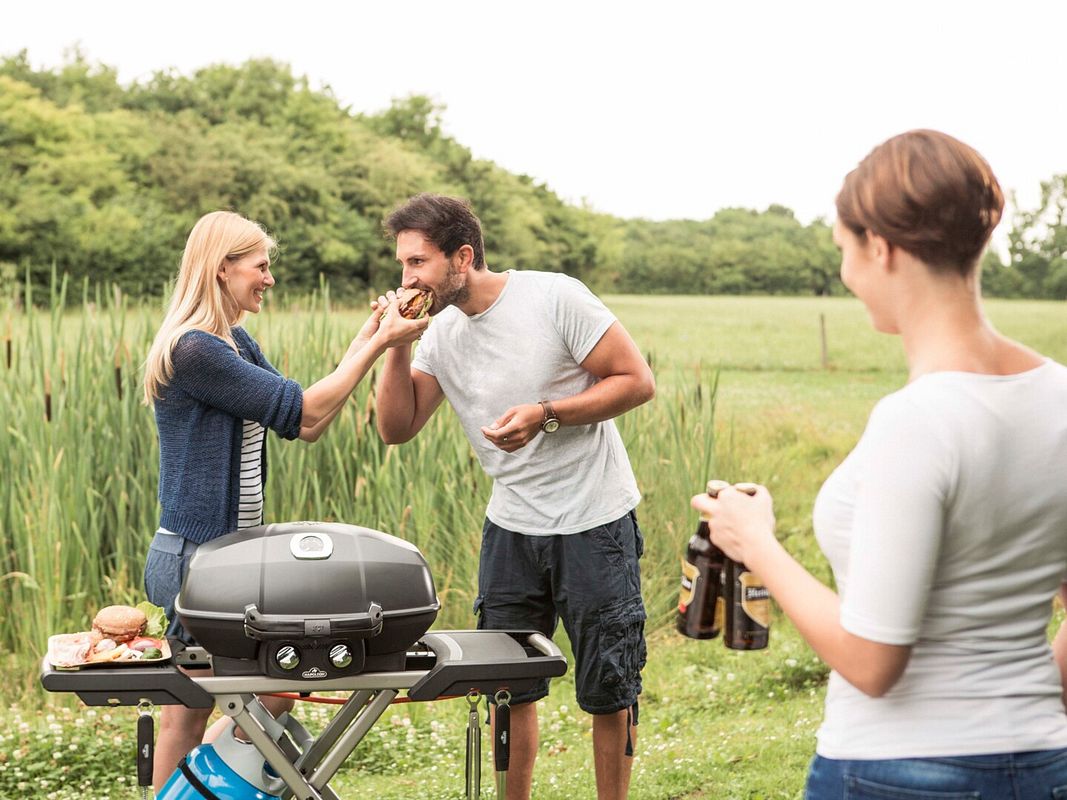 Grillen in freier Natur mit dem tragbaren Kugelgasgrill 