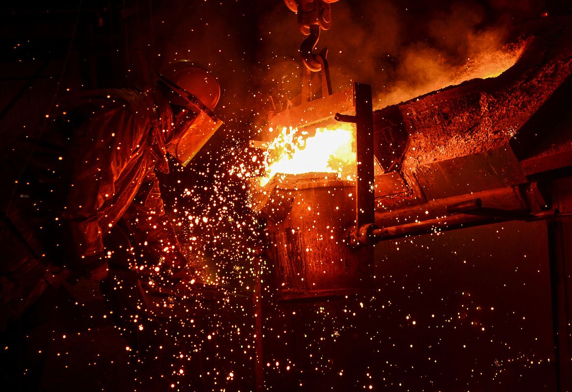In einem Stahlwerk wird Metall flüssig gemacht und gegossen