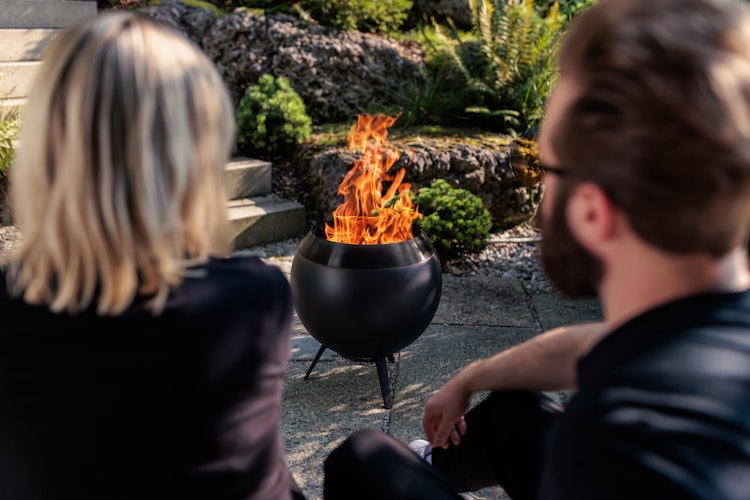 höfats MOON 45 All Black Feuerschale mit niedrigem Fuß
