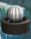 Vorschaubild Gardenforma Wasserspiel mit Edelstahl-Kugel 35 cm, Rattanumrandung, Pumpe und LED
