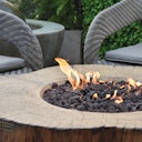 Vorschaubild Gardenforma Sitzgruppen -Set: Gas Feuerstelle Manchester aus Faserbeton in Baumstammoptik, redwood & 4x Hocker
