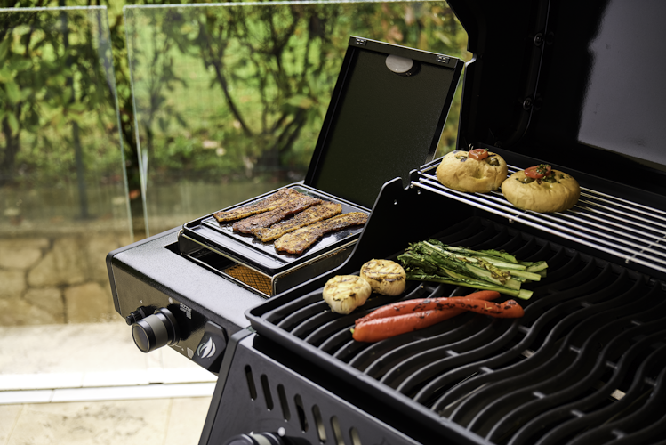 Napoleon Freestyle PRO 425, 4 Hauptbrenner, SIZZLE ZONE Seitenbrenner und Tür, Schwarz