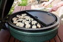 Vorschaubild Big Green Egg Halbrunde Grillplatte aus Gusseisen für 2XLARGE | XLARGE