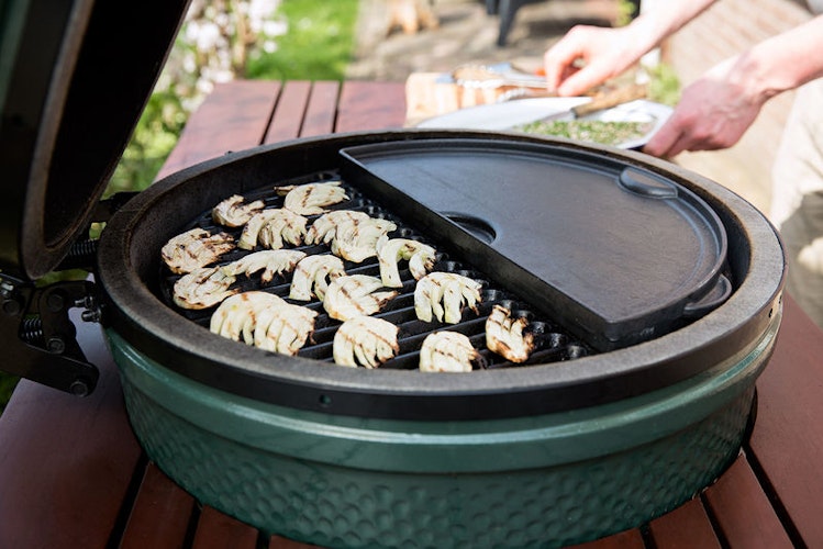 Big Green Egg Halbrunde Grillplatte aus Gusseisen für 2XLARGE | XLARGE