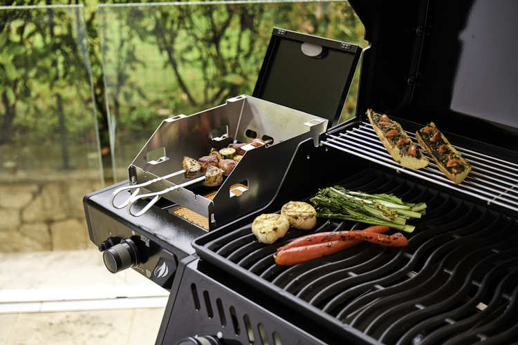 Napoleon Freestyle PRO 365, 3 Hauptbrenner, SIZZLE ZONE Seitenbrenner und Tür, Schwarz