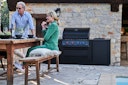 Vorschaubild NAPOLEON Gasgrill Oasis Compact 105, Mattschwarz, mit BIG32-1 und Einbau SIZZLEZONE