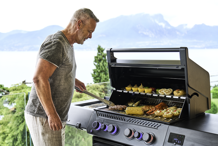 Napoleon Prestige PRO 500, Connected, Schwarz, inkl. Drehspieß