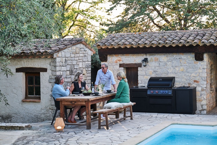 NAPOLEON Gasgrill Oasis Compact 105, Mattschwarz, mit BIG32-1 und Einbau SIZZLEZONE