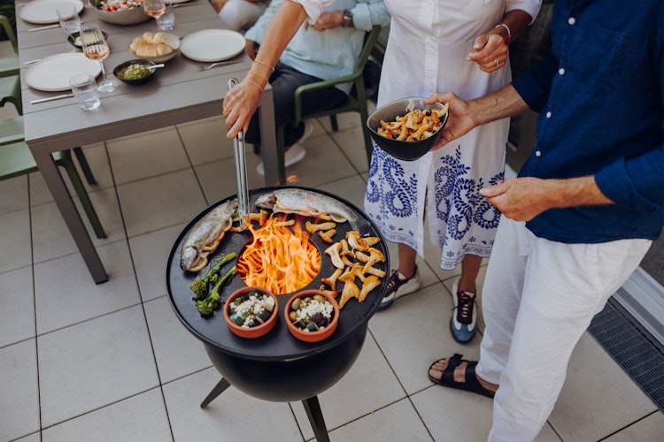 höfats MOON 45 All Black Plancha-Grillset mit hohem Fuß