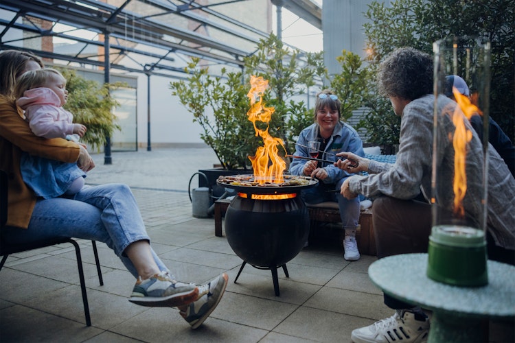 höfats MOON 45 All Black Plancha-Grillset mit niedrigem Fuß