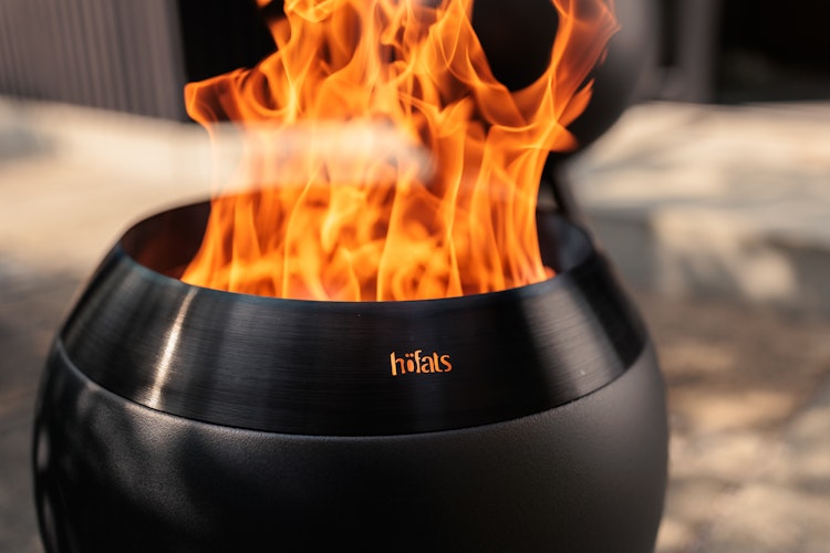höfats MOON 45 All Black Feuerschale mit niedrigem Fuß